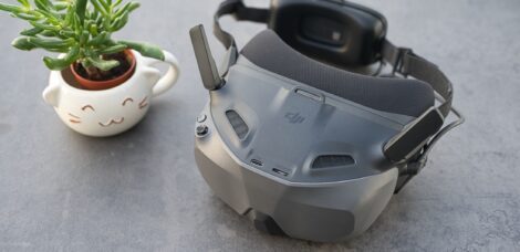 Schrägansicht von vorn der DJI Goggles N3 mit einer Pflanze daneben