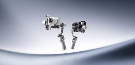 DJI RS 4 Mini Gimbals fliegen in der Luft